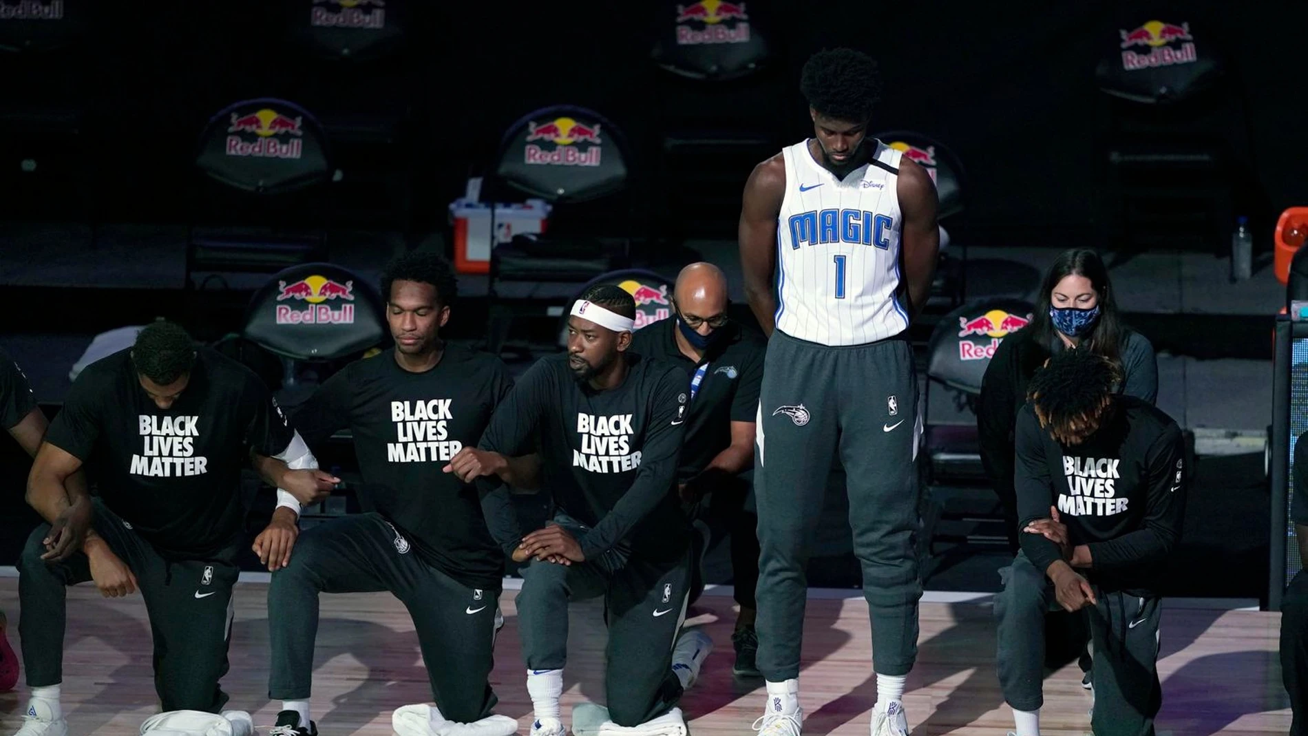 Jonathan Isaac, el primer jugador de la NBA que no se arrodilla contra el racismo durante el himno de EEUU Jonathan Isaac, el primer jugador de la NBA que no se arrodilla contra el racismo durante el himno de EEUU