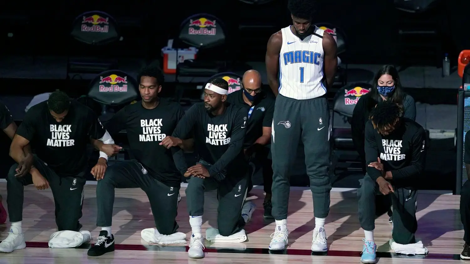 Jonathan Isaac, el primer jugador de la NBA que no se arrodilla contra el racismo durante el himno de EEUU