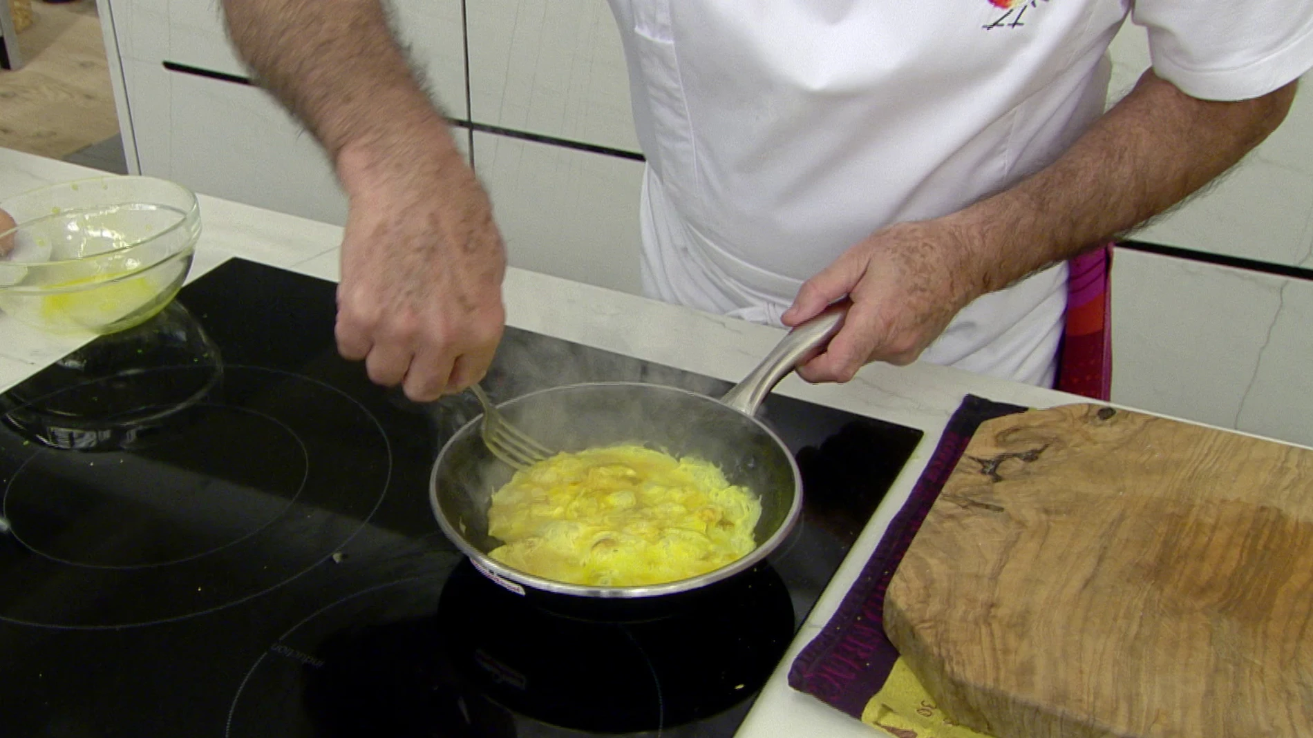 El truco definitivo de Karlos Arguiñano para hacer una tortilla francesa perfecta