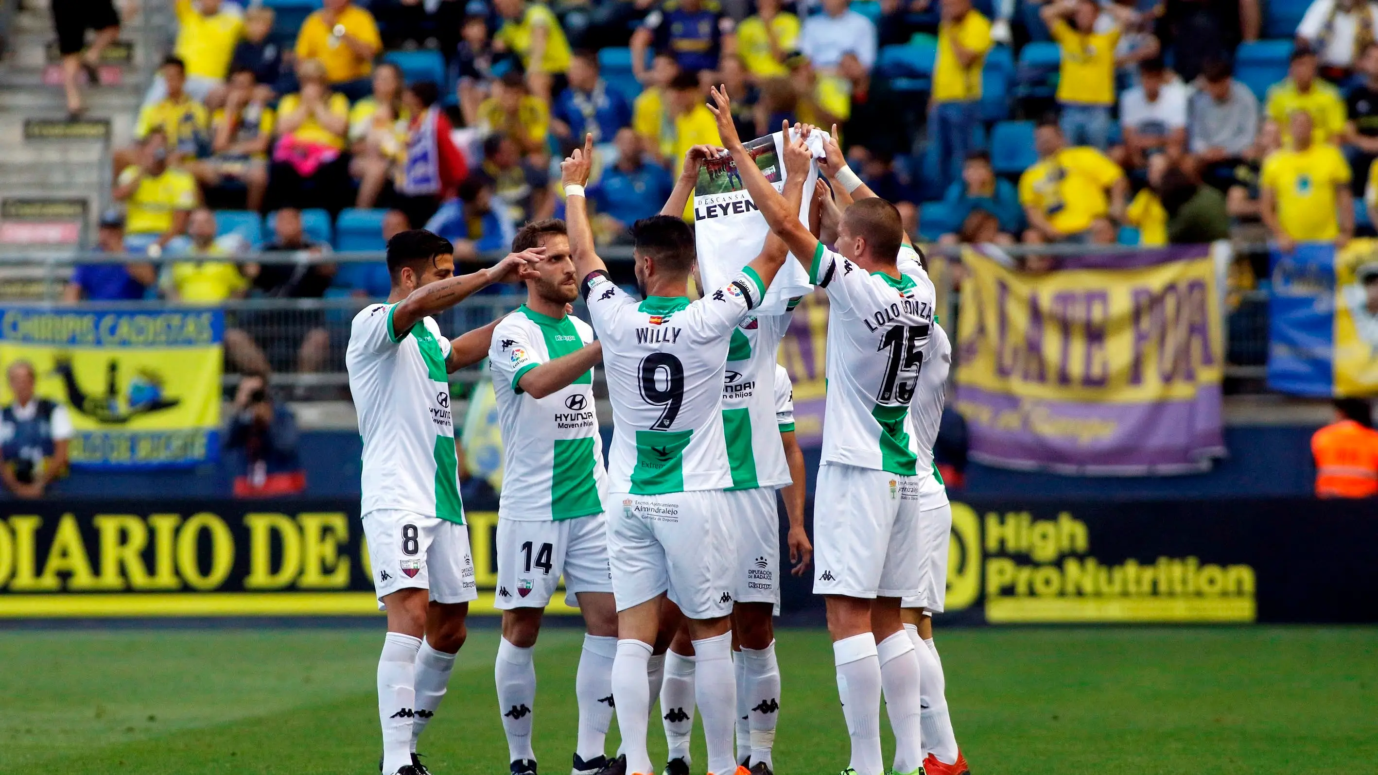 Los jugadores del Extremadura, durante un partido