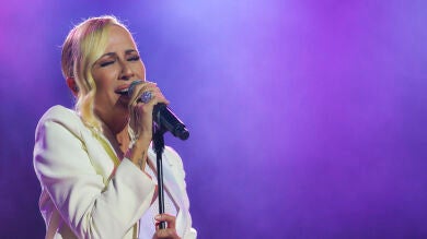 Marta Sánchez se emociona en Starlite Catalana Occidente con la canción 'Resistiré'