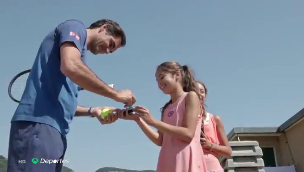 La sorpresa de Roger Federer a las dos jóvenes tenistas que protagonizaron un vídeo viral durante el confinamiento