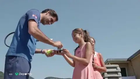 La sorpresa de Roger Federer a las dos jóvenes tenistas que protagonizaron un vídeo viral durante el confinamiento La sorpresa de Roger Federer a las dos jóvenes tenistas que protagonizaron un vídeo viral durante el confinamiento