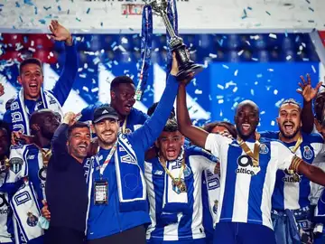 Iker Casillas levanta la Copa con el Oporto Iker Casillas levanta la Copa con el Oporto