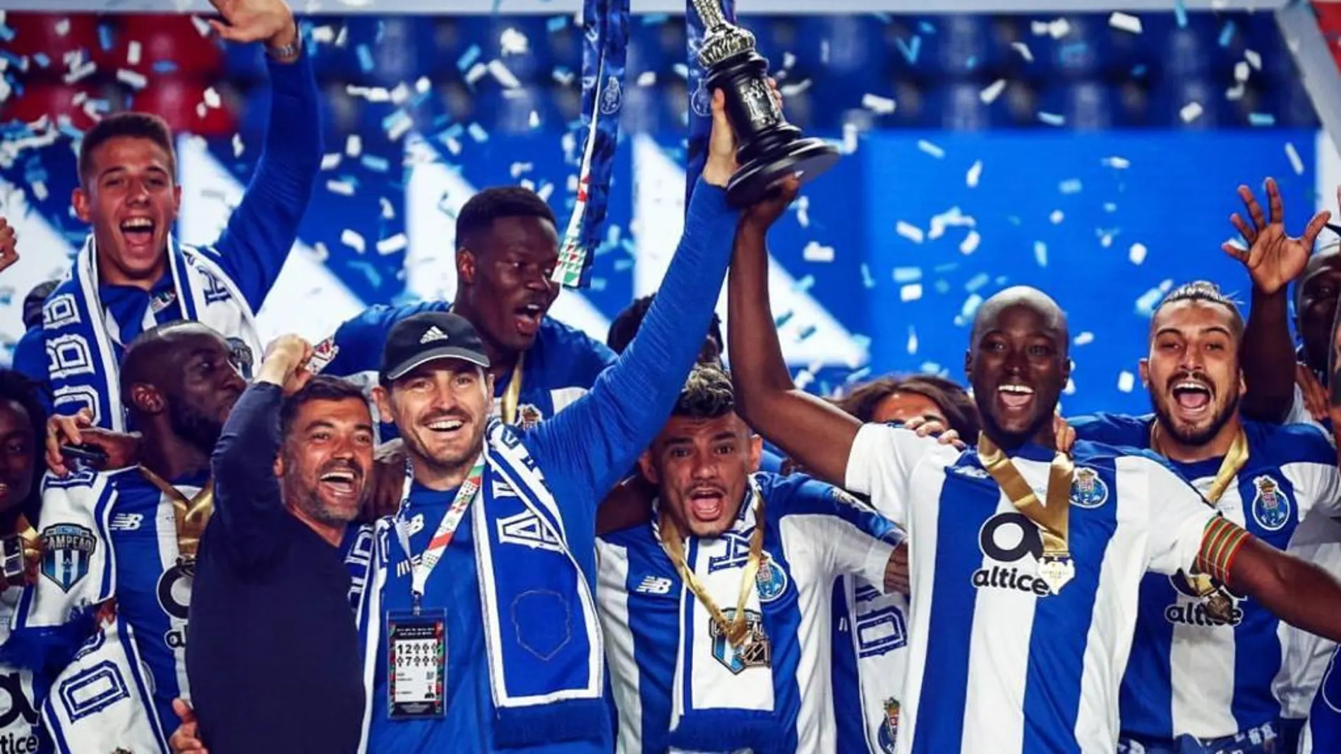 Iker Casillas levanta la Copa con el Oporto Iker Casillas levanta la Copa con el Oporto