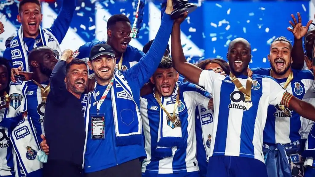 Iker Casillas levanta la Copa con el Oporto