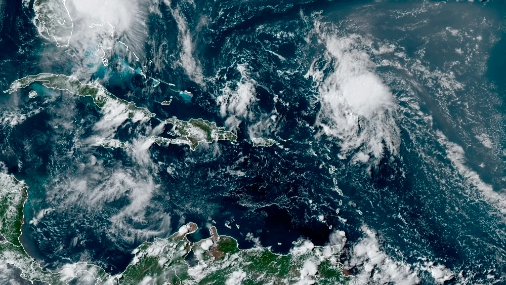 La tormenta tropical Isa&iacute;as llega a Florida tras reducir su marcha 
