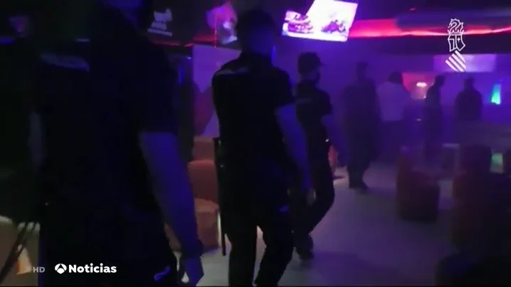 Operativo especial de la Policía para detectar infractores en las discotecas de Valencia Operativo especial de la Policía para detectar infractores en las discotecas de Valencia