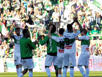 Los jugadores del Elche CF celebran una victoria junto a su afición Los jugadores del Elche CF celebran una victoria junto a su afición