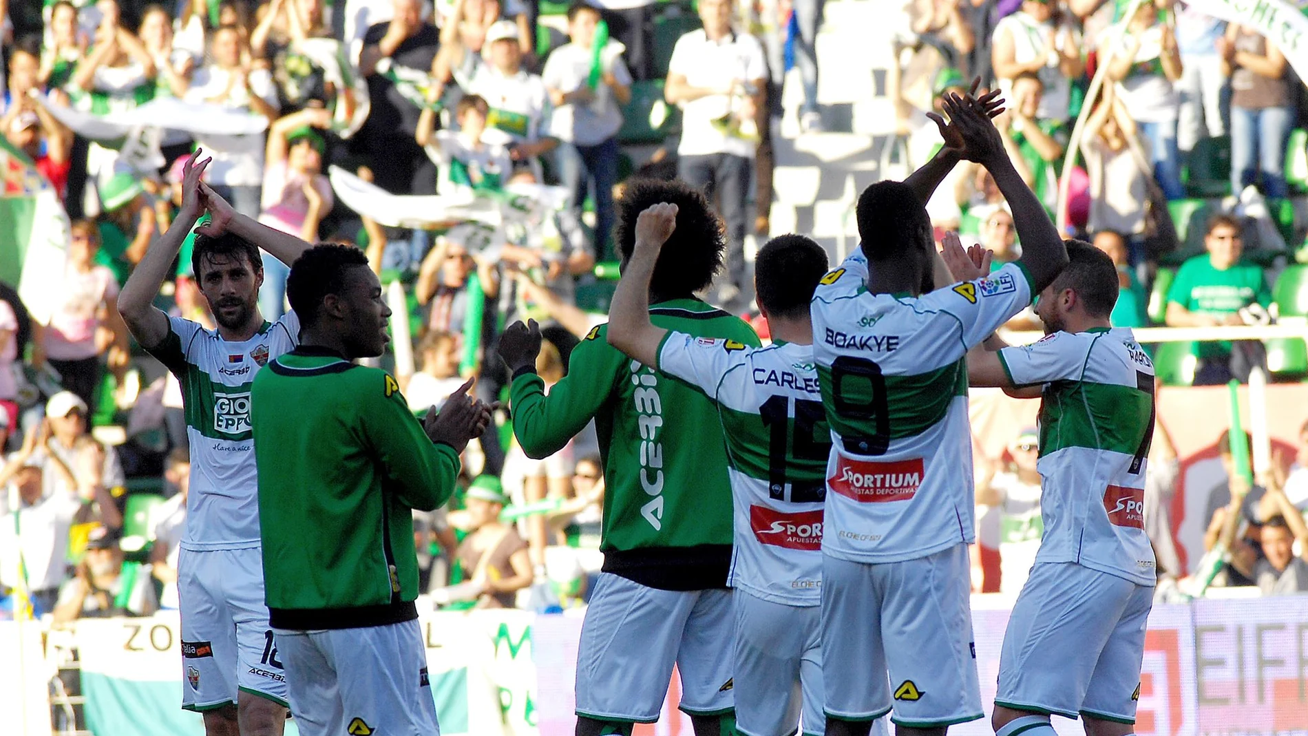 Los jugadores del Elche CF celebran una victoria junto a su afición Los jugadores del Elche CF celebran una victoria junto a su afición