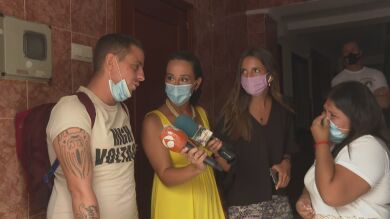 Espejo Público, testigo de cómo echan a los okupas de la casa de Paola y su bebé en Triana