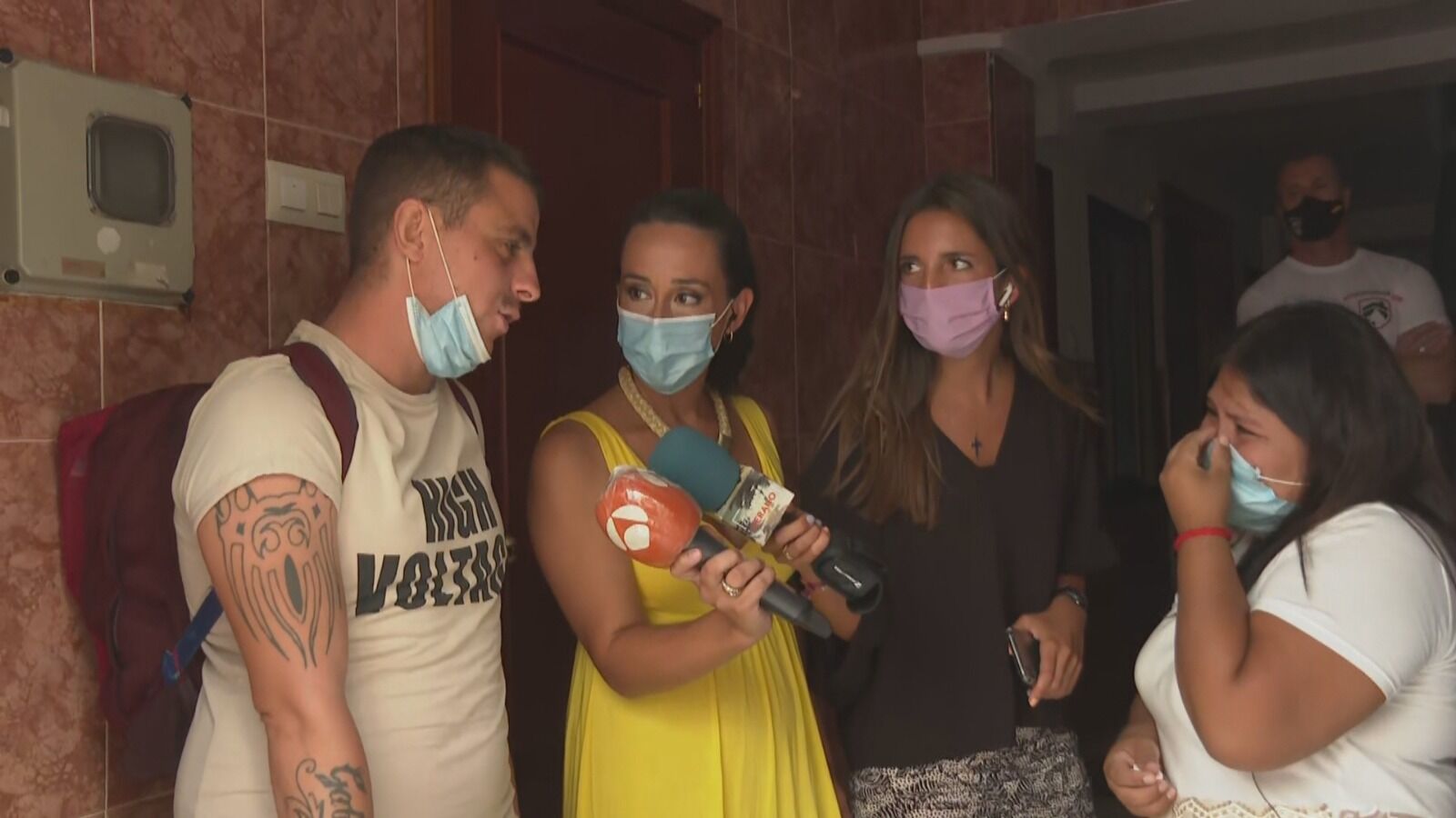 Espejo Público, testigo de cómo echan a los okupas de la casa de Paola y su bebé en Triana