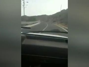 Pierden el control del coche y graban el accidente en vídeo: &quot;Baja los porros, anda&quot; 