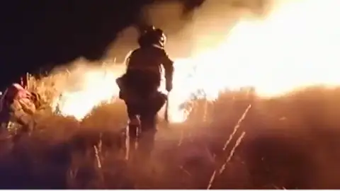 El incendio en Olvera (Cádiz) sigue activo,pero con una evolución favorable El incendio en Olvera (Cádiz) sigue activo,pero con una evolución favorable