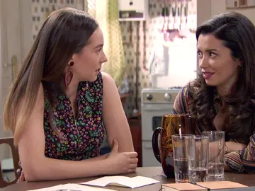 Luisita y Amelia, ante el dilema de traicionar a Isabel para conseguir la adopción de Teo Luisita y Amelia, ante el dilema de traicionar a Isabel para conseguir la adopción de Teo