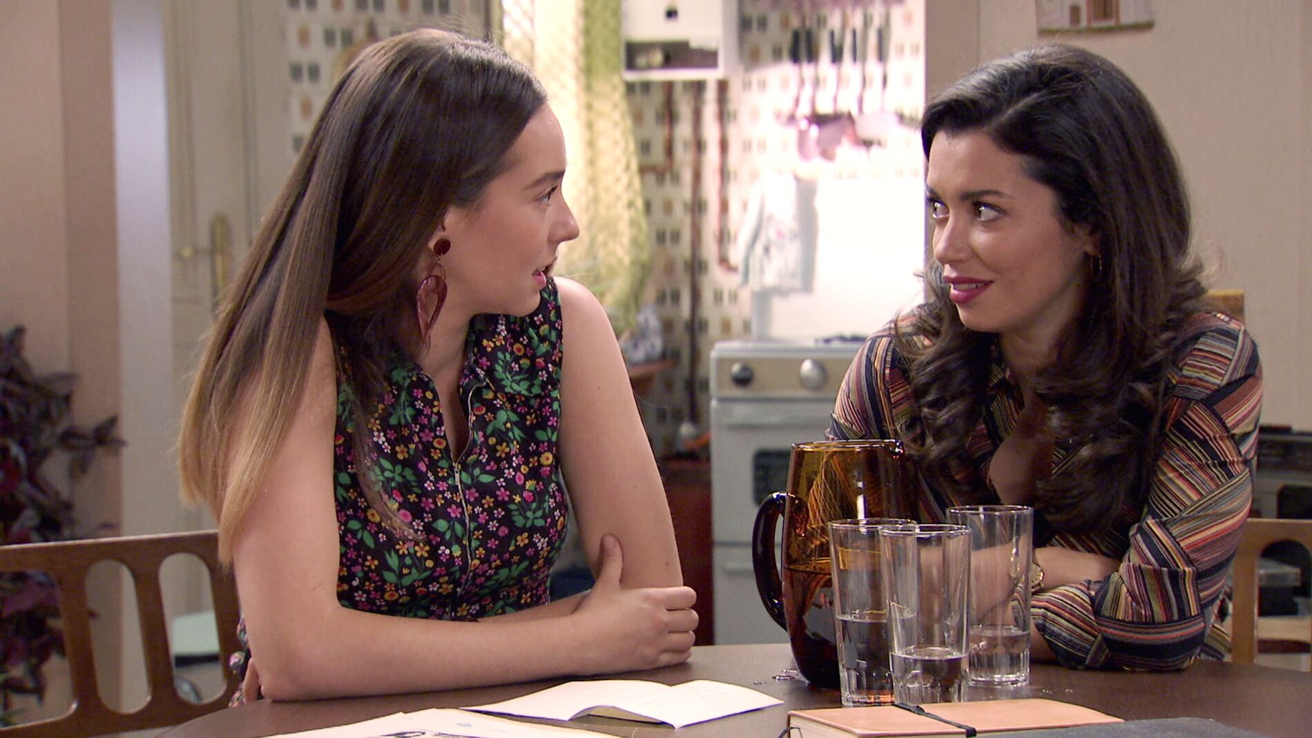 Luisita y Amelia, ante el dilema de traicionar a Isabel para conseguir la adopci&oacute;n de Teo