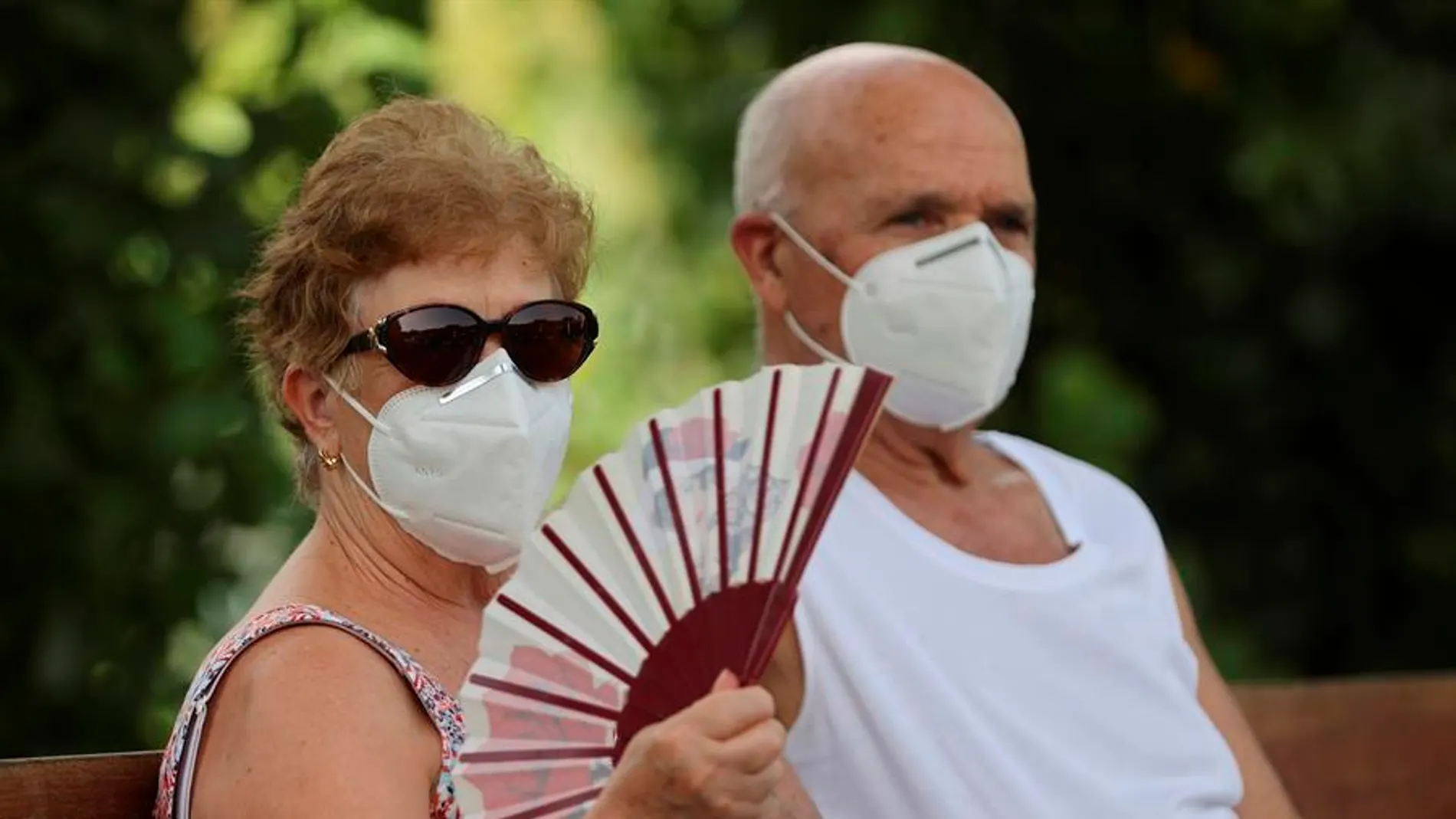 Varias personas descansan en la zona de Madrid Río, en la capital con mascarilla Varias personas descansan en la zona de Madrid Río, en la capital con mascarilla
