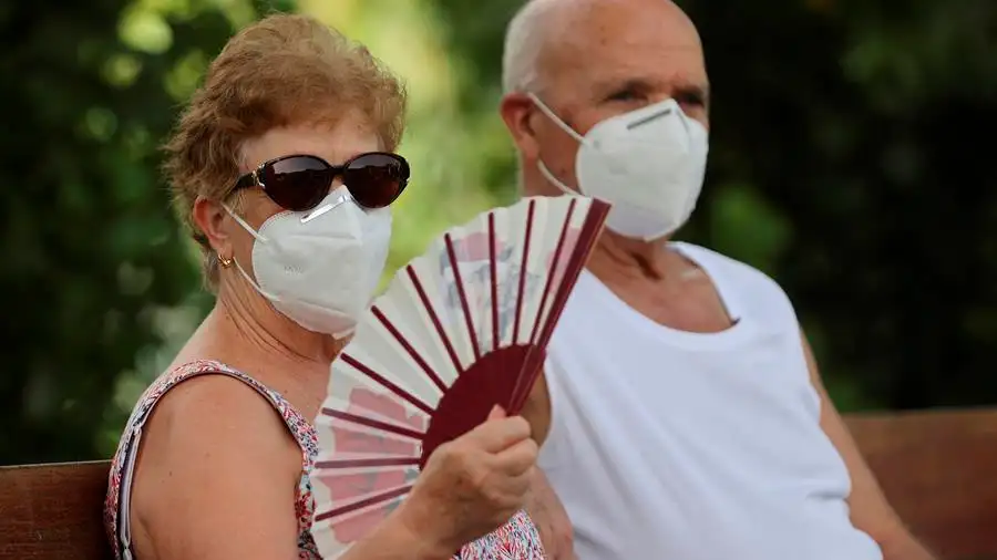 Varias personas descansan en la zona de Madrid Río, en la capital con mascarilla Varias personas descansan en la zona de Madrid Río, en la capital con mascarilla