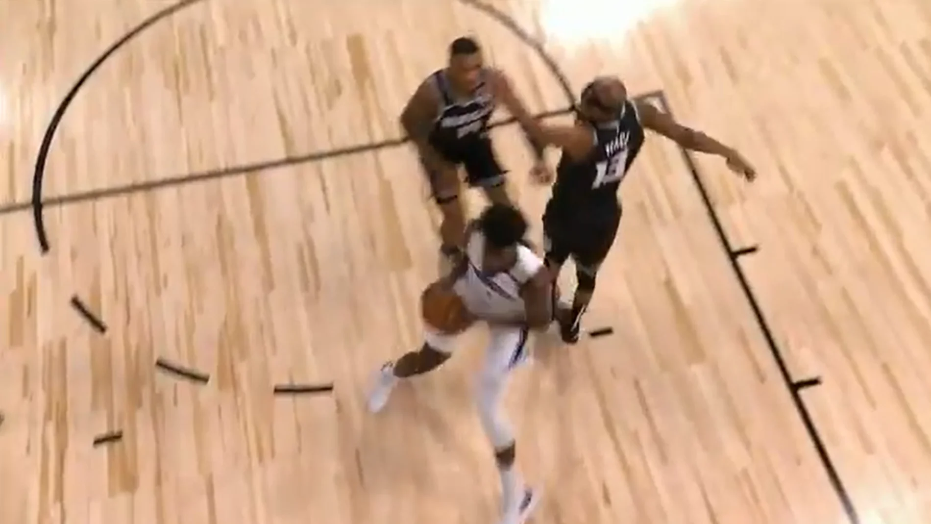 Jonathan Isaac, el primer jugador que no se arrodilló durante el himno, se destroza la rodilla en la NBA Jonathan Isaac, el primer jugador que no se arrodilló durante el himno, se destroza la rodilla en la NBA