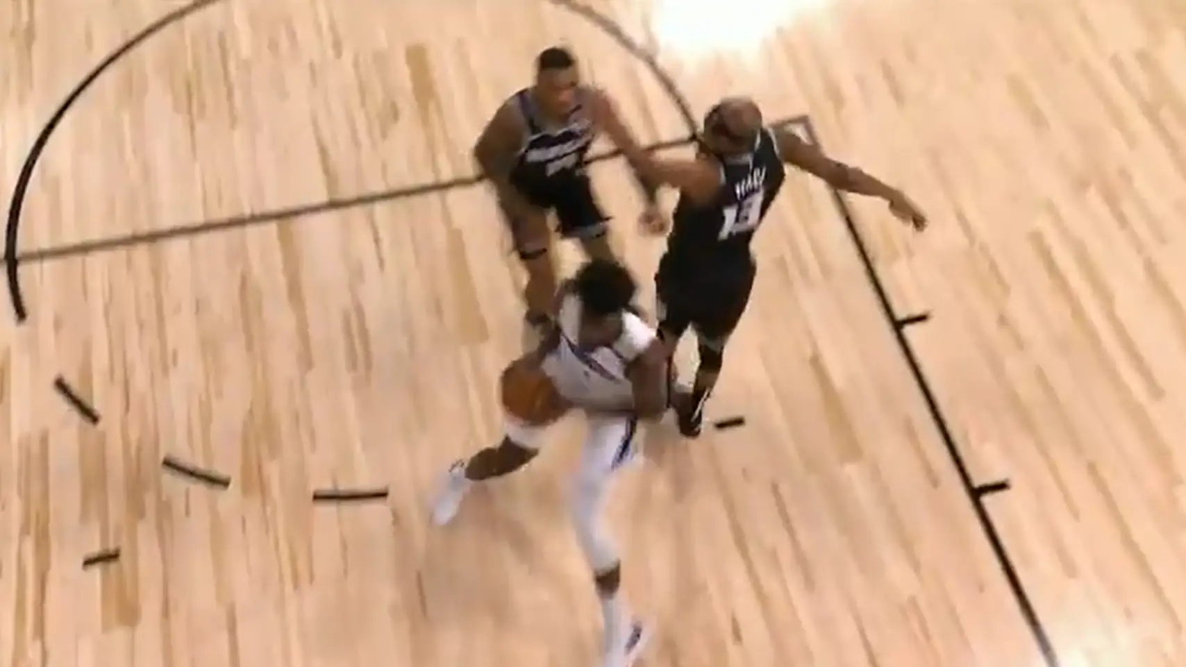 Jonathan Isaac, el primer jugador que no se arrodilló durante el himno, se destroza la rodilla en la NBA Jonathan Isaac, el primer jugador que no se arrodilló durante el himno, se destroza la rodilla en la NBA