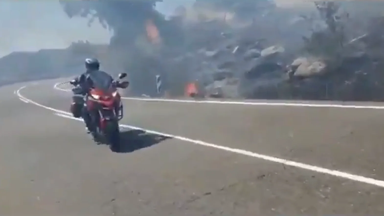 El accidente que provocó el incendio de Robledo de Chavela (Madrid): "La moto ha explotado" El accidente que provocó el incendio de Robledo de Chavela (Madrid): "La moto ha explotado"