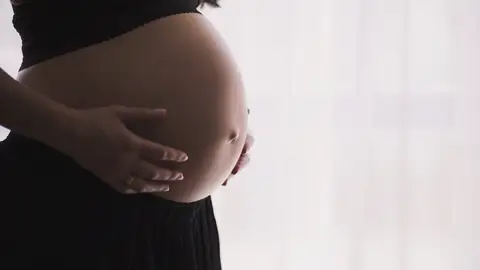 El extraño caso de una mujer que ha dado a luz a mellizos gestados con 3 semanas de diferencia El extraño caso de una mujer que ha dado a luz a mellizos gestados con 3 semanas de diferencia