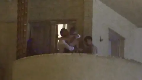 Los besos robados de Enrique Ponce y Ana Soria Los besos robados de Enrique Ponce y Ana Soria