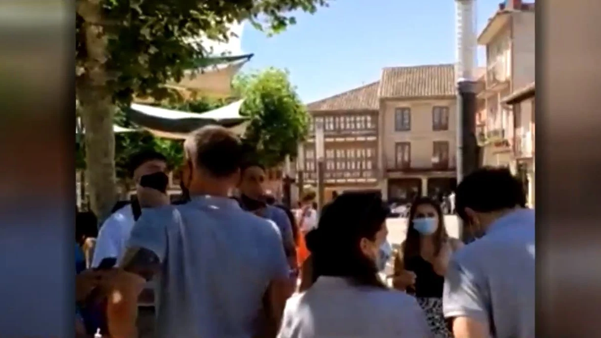 Polémica por la actuación de una charanga en Herrera de Pisuerga sin mascarilla y sin distancia social contra el coronavirus Polémica por la actuación de una charanga en Herrera de Pisuerga sin mascarilla y sin distancia social contra el coronavirus