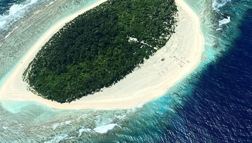 Rescatan a tres náufragos de una isla en el Pacífico al ver un mensaje de SOS escrito en la arena