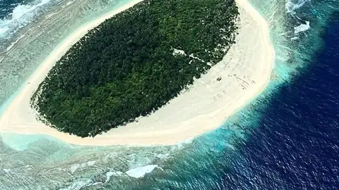 Rescatan a tres náufragos de una isla en el Pacífico al ver un mensaje de SOS escrito en la arena Rescatan a tres náufragos de una isla en el Pacífico al ver un mensaje de SOS escrito en la arena