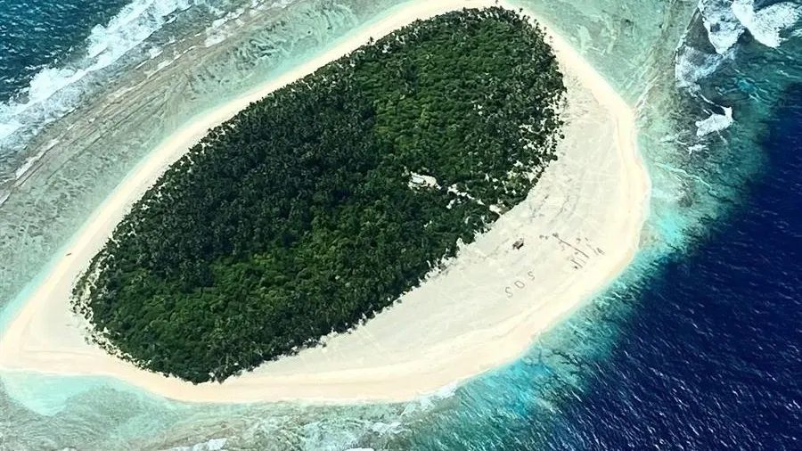 Rescatan a tres náufragos de una isla en el Pacífico al ver un mensaje de SOS escrito en la arena Rescatan a tres náufragos de una isla en el Pacífico al ver un mensaje de SOS escrito en la arena