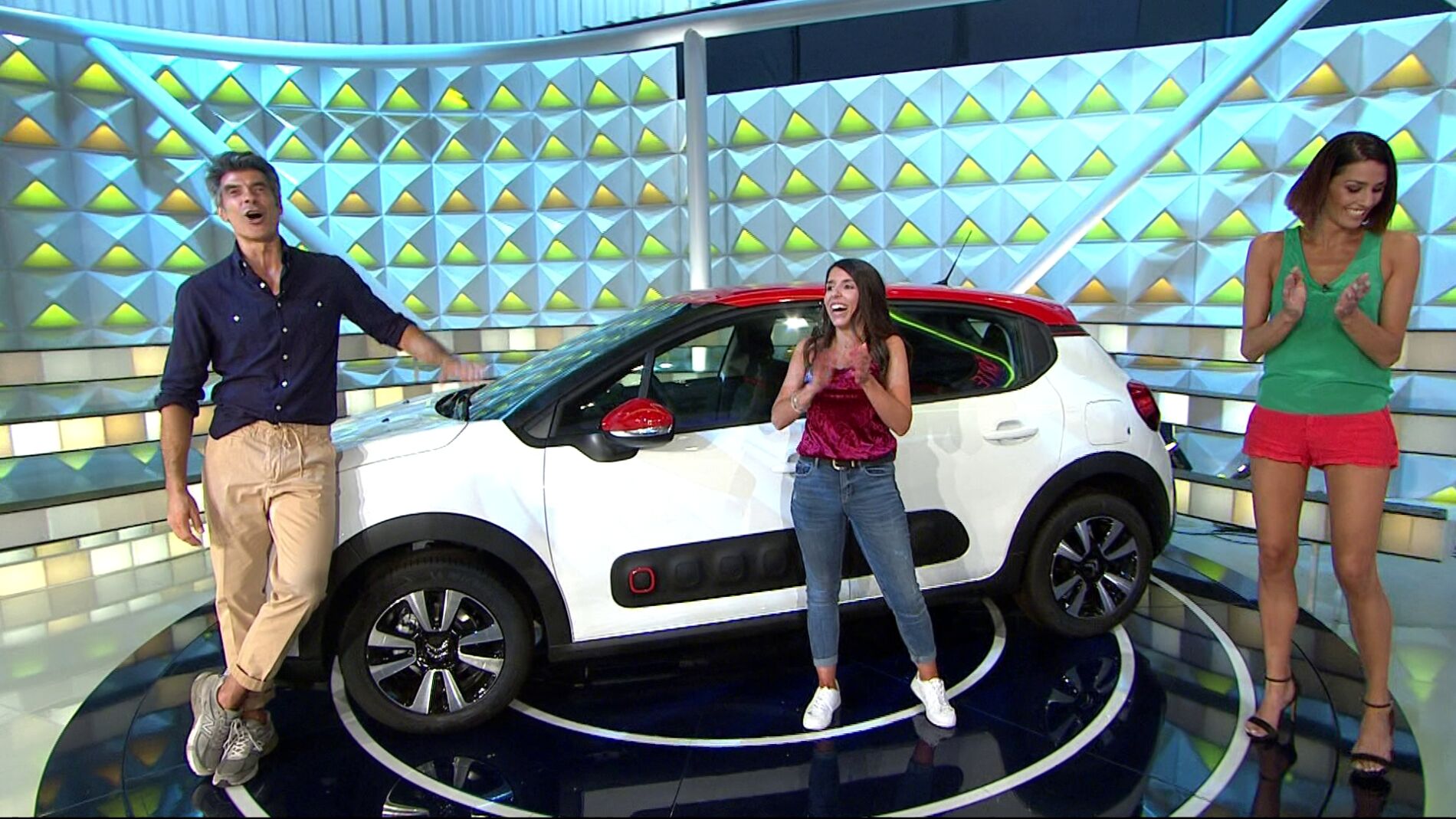 &iexcl;&Eacute;pico momento en &lsquo;La ruleta de la suerte&rsquo;! Una concursante por fin consigue llevarse el coche tras resolver el &uacute;ltimo panel con mucha intuici&oacute;n