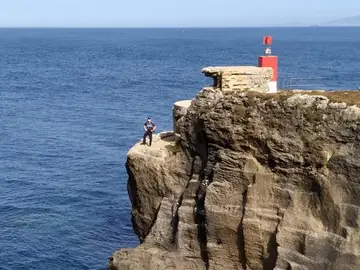Peligrosos saltos al agua desde una roca situada a 20 metros de altura en Tarifa Peligrosos saltos al agua desde una roca situada a 20 metros de altura en Tarifa