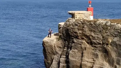 Peligrosos saltos al agua desde una roca situada a 20 metros de altura en Tarifa Peligrosos saltos al agua desde una roca situada a 20 metros de altura en Tarifa