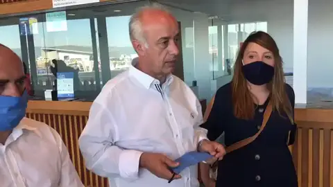 Un vecino de Vilagarcía de Arousa, en Pontevedra, entrega a la Policía una bolsa abandonada con 1.000 euros Un vecino de Vilagarcía de Arousa, en Pontevedra, entrega a la Policía una bolsa abandonada con 1.000 euros