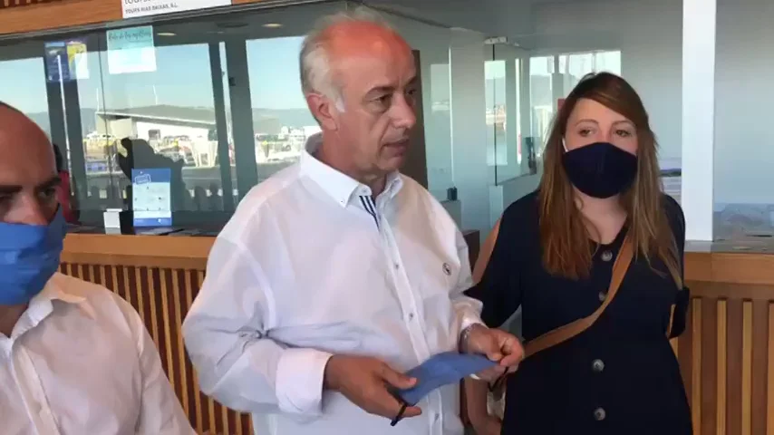 Un vecino de Vilagarcía de Arousa, en Pontevedra, entrega a la Policía una bolsa abandonada con 1.000 euros Un vecino de Vilagarcía de Arousa, en Pontevedra, entrega a la Policía una bolsa abandonada con 1.000 euros