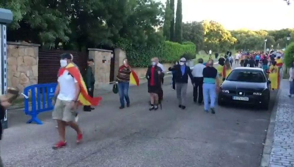 Vecinos de Galapagar se querellan contra Pablo Iglesias por "acoso" durante las protestas frente a su casa