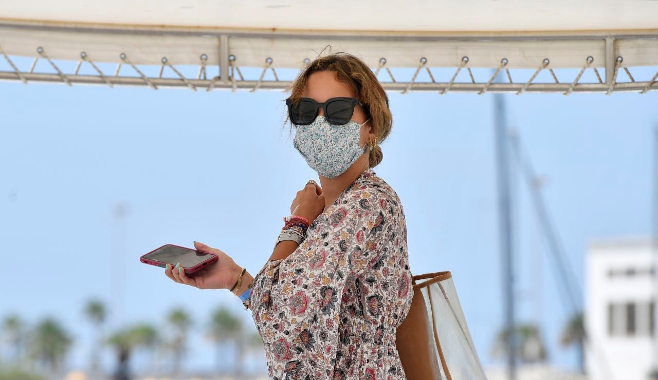 Gloria Camila visita un barco junto a su padre Ortega Cano, su hermano pequeño y su novio
