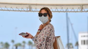 Gloria Camila visita un barco junto a su padre Ortega Cano, su hermano pequeño y su novio