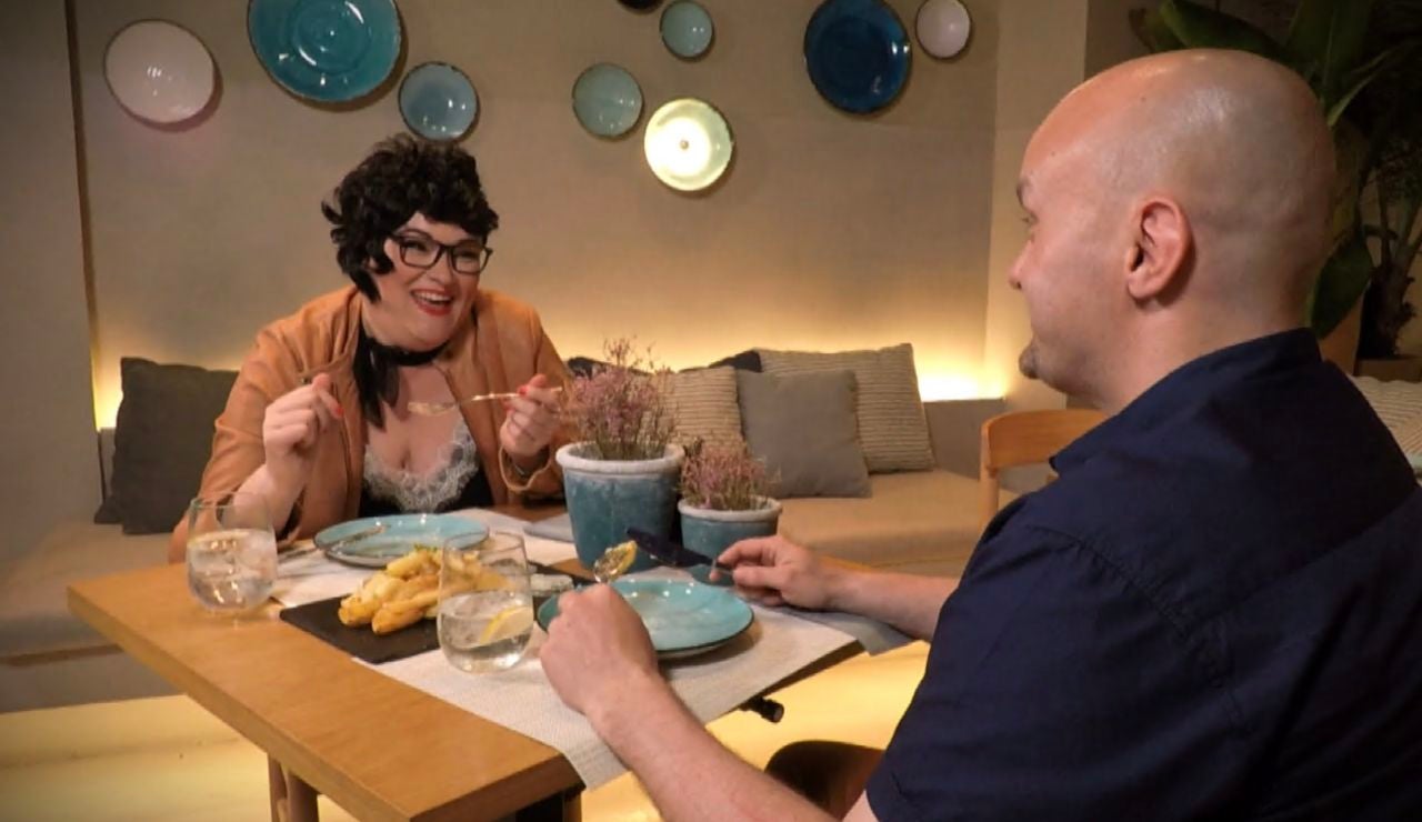 Después de la primera cita, Indira ha dado un cambio de look. ¿Le gustará al siguiente pretendiente? Después de la primera cita, Indira ha dado un cambio de look. ¿Le gustará al siguiente pretendiente?