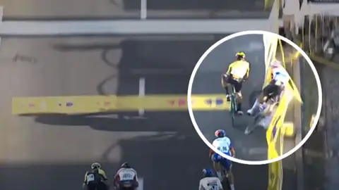 Jakobsen, ciclista del equipo Quick-Step, en coma inducido tras una terrible caída en el Tour de Polonia Jakobsen, ciclista del equipo Quick-Step, en coma inducido tras una terrible caída en el Tour de Polonia