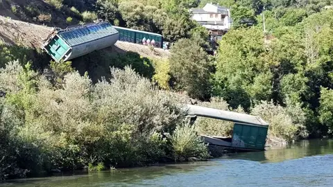Multan a Adif por arrojar dos vagones al Sil Vagones en el Río Sil