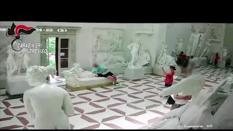 Un turista rompe una escultura de un museo al hacerse un 'selfie' en Italia Un turista rompe una escultura de un museo al hacerse un 'selfie' en Italia