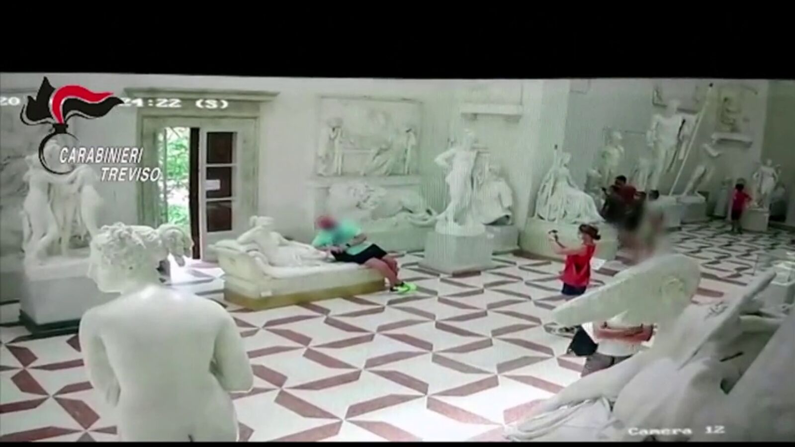 Un turista rompe una escultura de un museo al hacerse un 'selfie' en Italia