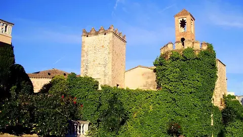Torres en la Muralla del Pueblo Español Torres en la Muralla del Pueblo Español