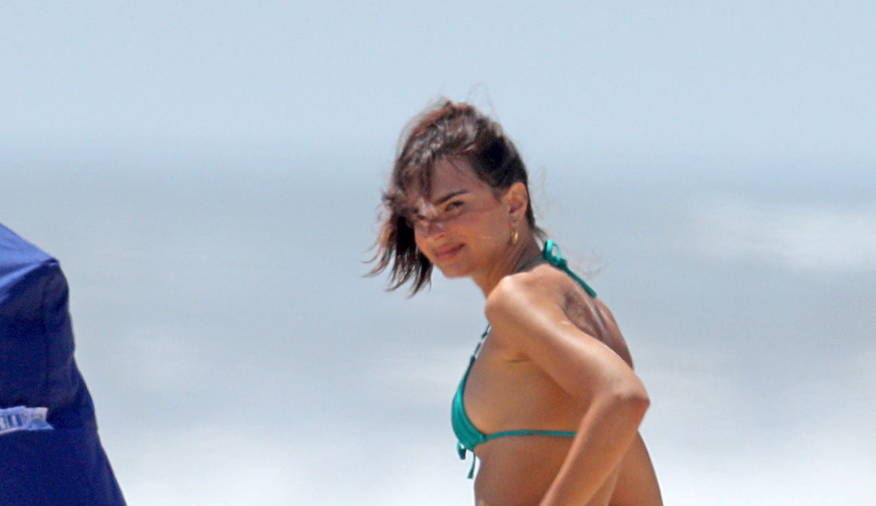 Así pasa un día de playa Emily Ratajkowski