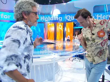 ¡Qué arte! Edu Soto y David Fernández sorprenden con un baile improvisado en ‘Pasapalabra’ ¡Qué arte! Edu Soto y David Fernández sorprenden con un baile improvisado en ‘Pasapalabra’