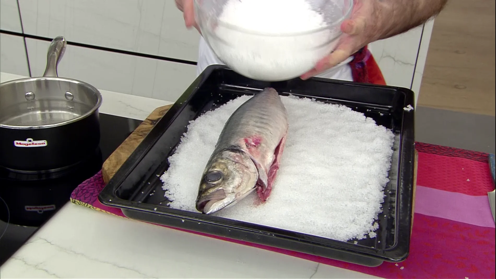 Karlos Arguiñano nos da el truco para hacer un pescado a la sal perfecto 