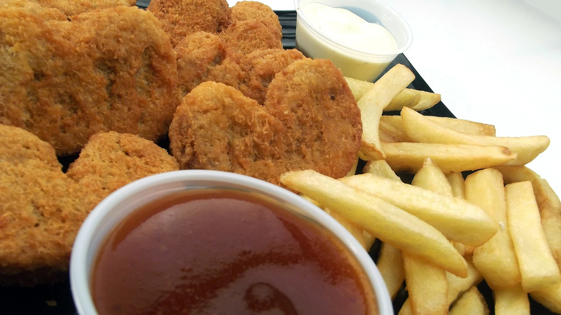 Una niña casi muere ahogada por comer un nugget con trozo de mascarilla en Reino Unido Una niña casi muere ahogada por comer un nugget con trozo de mascarilla en Reino Unido