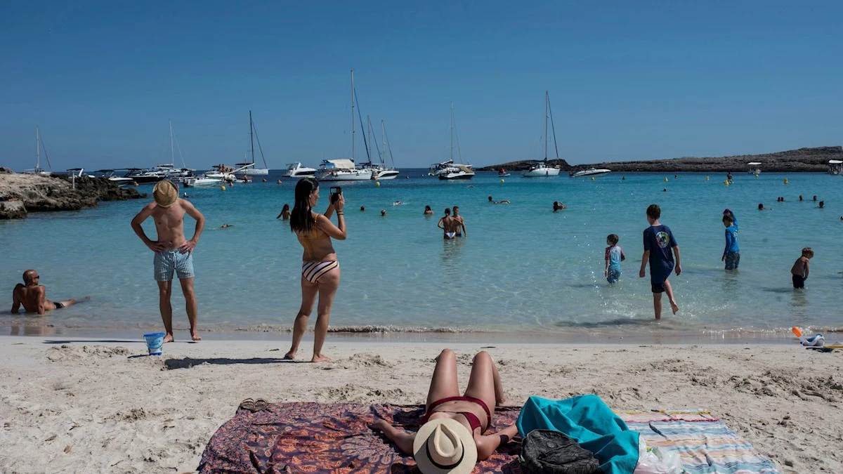 Bañistas en una playa de Menorca Bañistas en una playa de Menorca